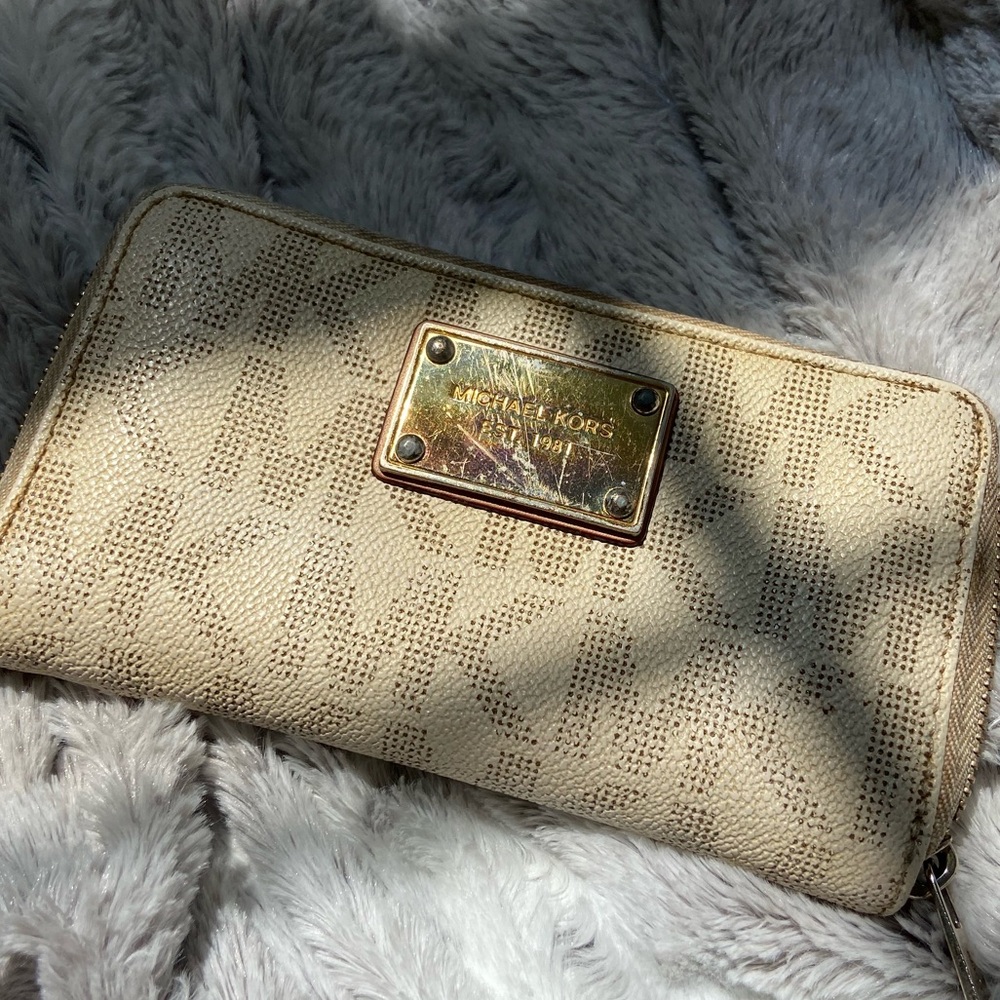 Michael Kors Cream Wallet